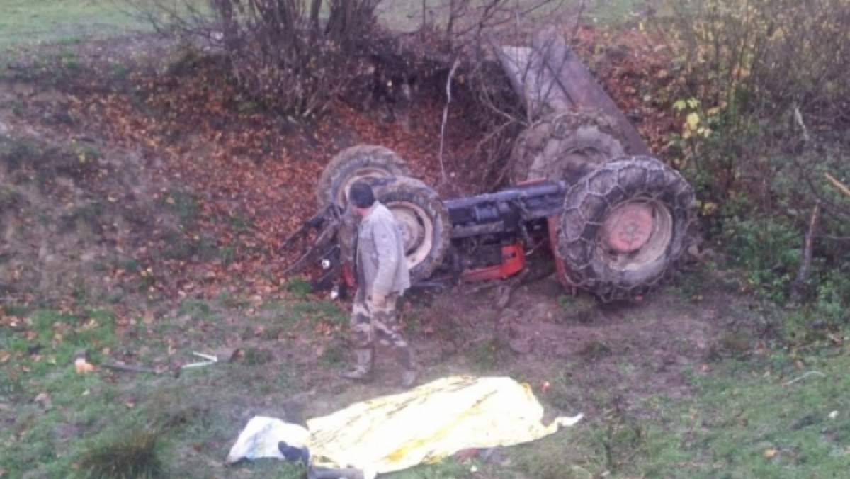 Un bărbat a murit, după ce s-a răsturnat cu tractorul într-o râpă!