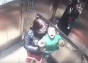 VIDEO / Imagini revoltătoare. O bonă a fost surprinsă de camerele de filmat lovind un copil cu cruzime