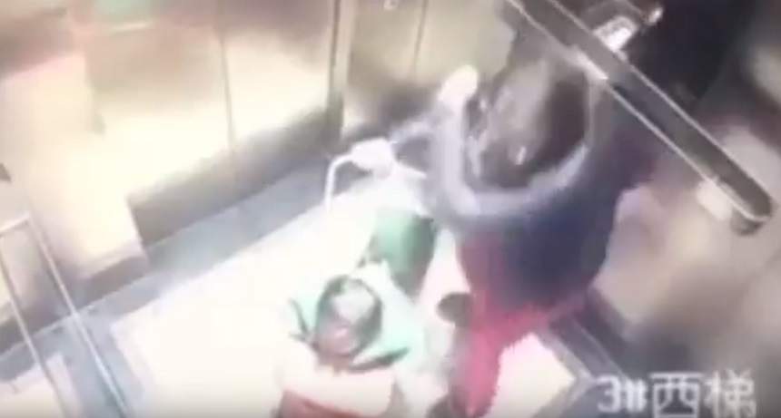 VIDEO / Imagini revoltătoare. O bonă a fost surprinsă de camerele de filmat lovind un copil cu cruzime