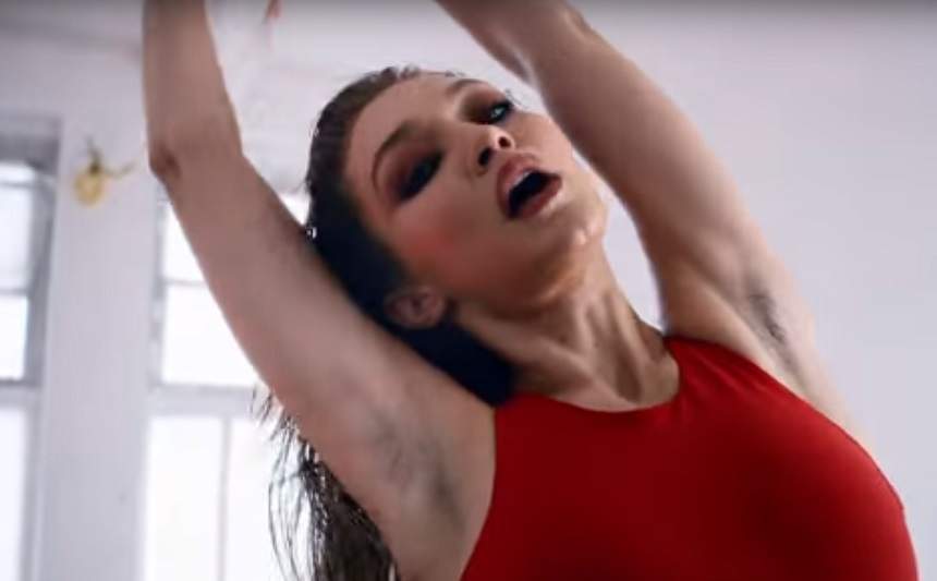 VIDEO / Apariție șoc! Gigi Hadid, în colanți mulați și cu părul de la subraț în văzul tuturor!