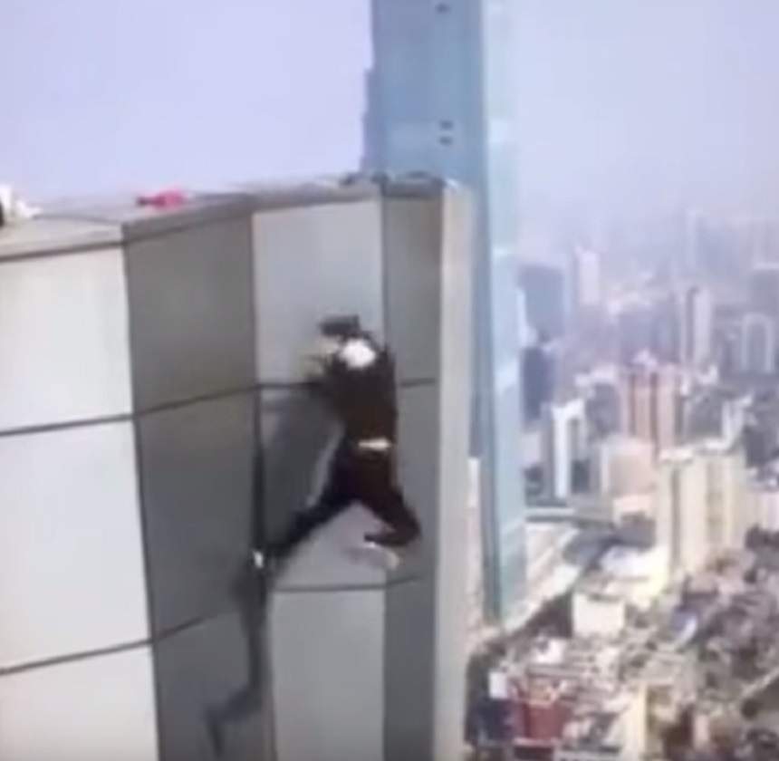 VIDEO / Imaginile care îți îngheață sângele în vene: un cascador a căzut de la etajul 62 al unei clădiri