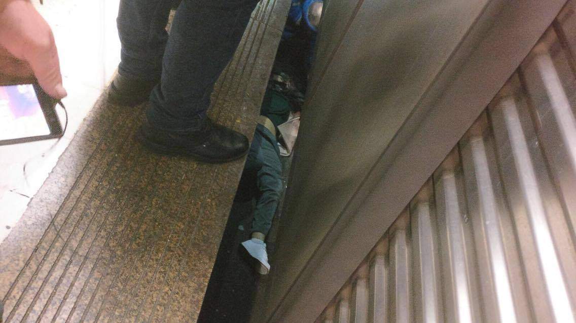 FOTO / Imagine tulburătoare cu "criminala de la metrou". Ce a făcut femeia imediat după ce a împins-o pe tânără pe șine