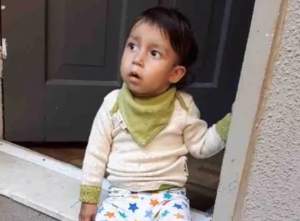 Băiatul de doi ani cu o boală șocantă. Mănâncă doar piersici, altfel moare