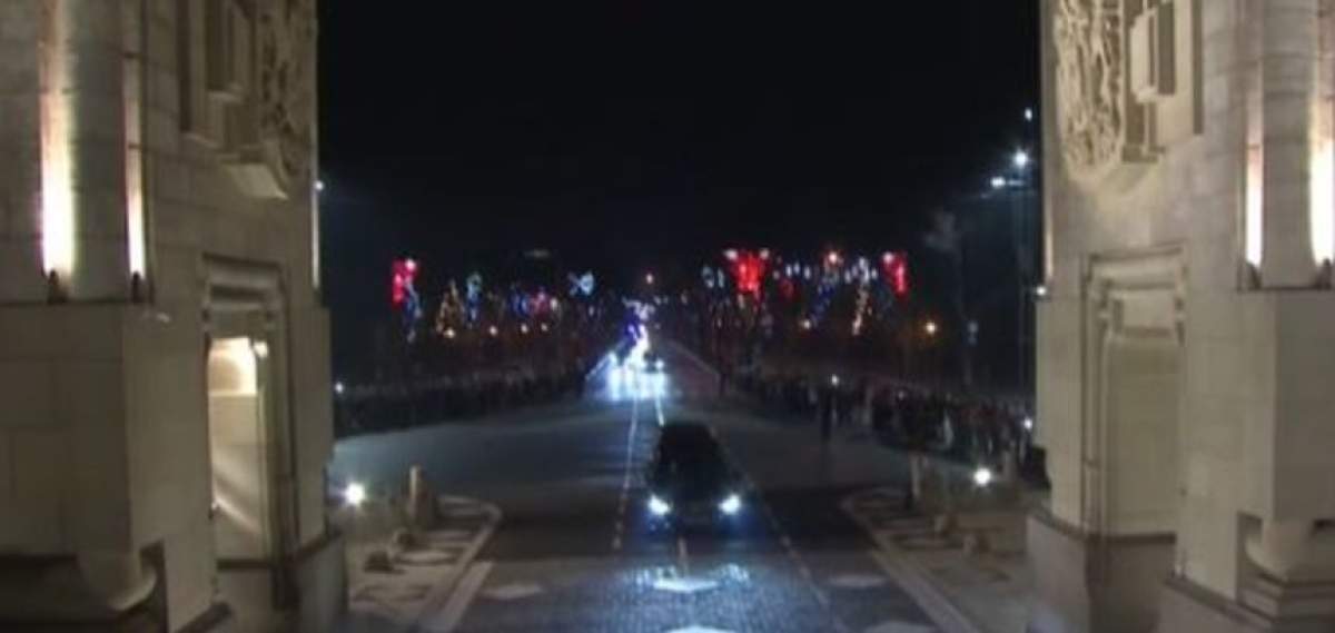 VIDEO / Moment istoric în această seară în Capitală. Ce au făcut oamenii când cortegiul funerar cu Regele Mihai a trecut pe sub Arcul de Triumf