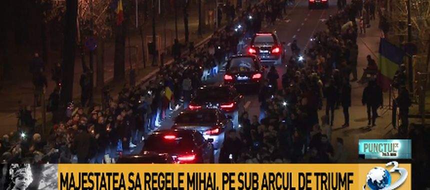 VIDEO / Moment istoric în această seară în Capitală. Ce au făcut oamenii când cortegiul funerar cu Regele Mihai a trecut pe sub Arcul de Triumf