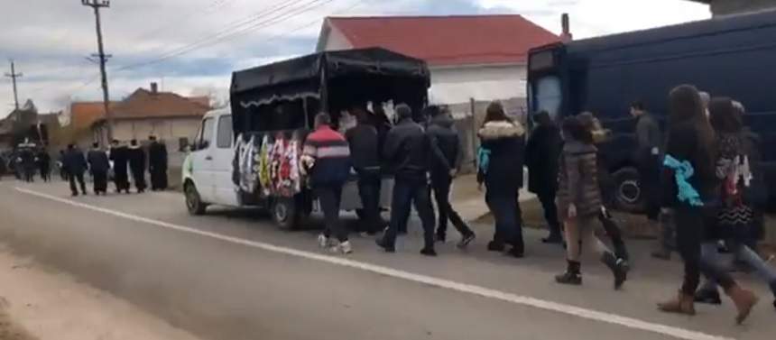 FOTO / Alina Ciucu, fata ucisă la metrou, condusă pe ultimul drum. Primele imagini