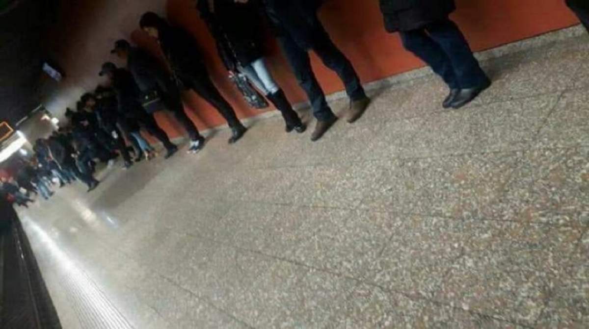 FOTO / Tulburător! Cum stau pasagerii ACUM, în timp ce aşteaptă metroul, după oribila crimă de la Dristor