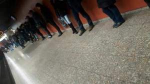 FOTO / Tulburător! Cum stau pasagerii ACUM, în timp ce aşteaptă metroul, după oribila crimă de la Dristor
