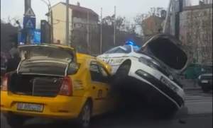 Maşină de poliţie făcută praf de un taxi! Imagini incredibile, de la locul accidentului