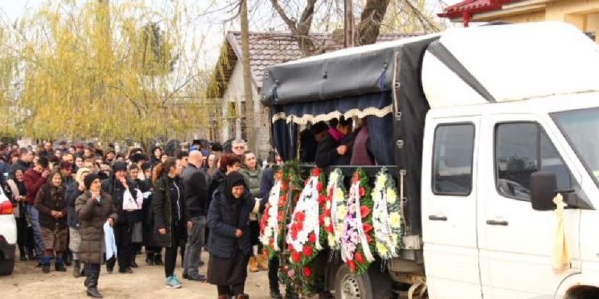 Moment copleşitor la înmormântarea Alinei Ciucu, tânăra ucisă la metrou! Rudele îndurerate s-au apropiat de sicriul alb şi ce a urmat e tulburător