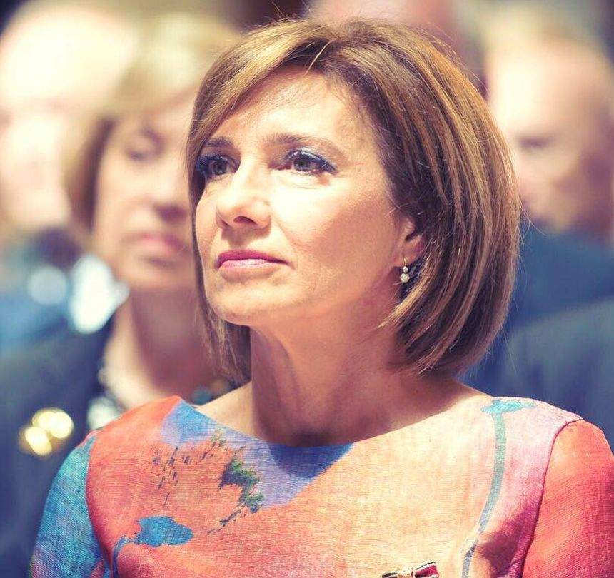 Carmen Iohannis a apărut cu un look nou la înmormântarea Regelui Mihai. Nu mai arată aşa cum o ştiai