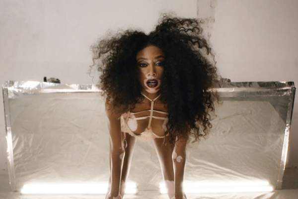 FOTO / Modelul cu pielea în două culori, cu fundul la vedere! Winnie Harlow a pozat provocator în cearşaf