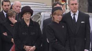 Comportamentul fiicelor Regelui Mihai la înmormântarea ultimului monarh a fost analizat pas cu pas! Gesturile care le-au dat de gol