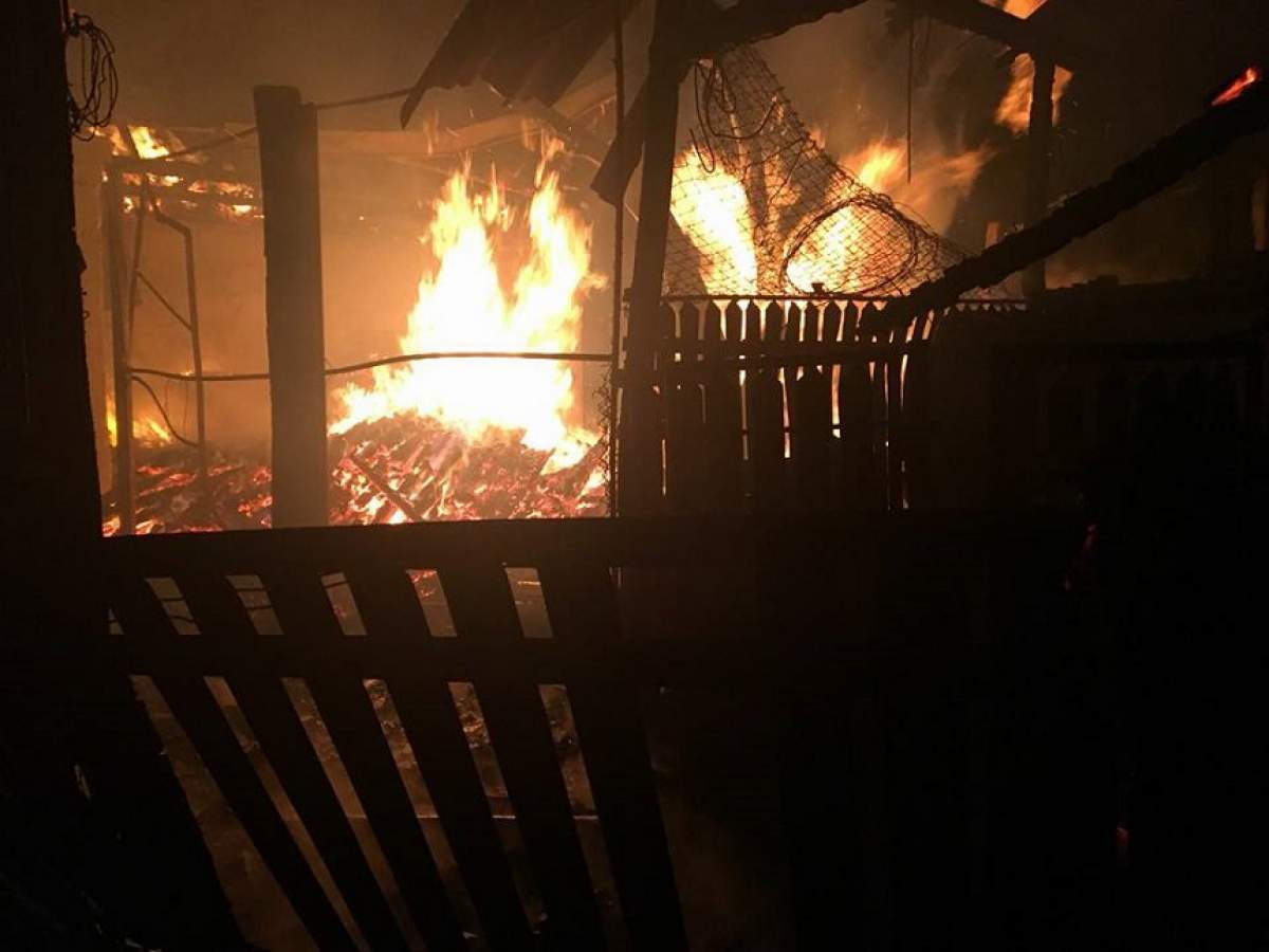 FOTO & VIDEO / Incendiu violent la o locuință din Prahova! Două butelii au explodat!