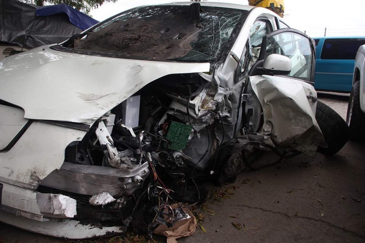 Impact violent între două autovehicule în Petroșani. Printre victime sunt și doi copii de 4 ani