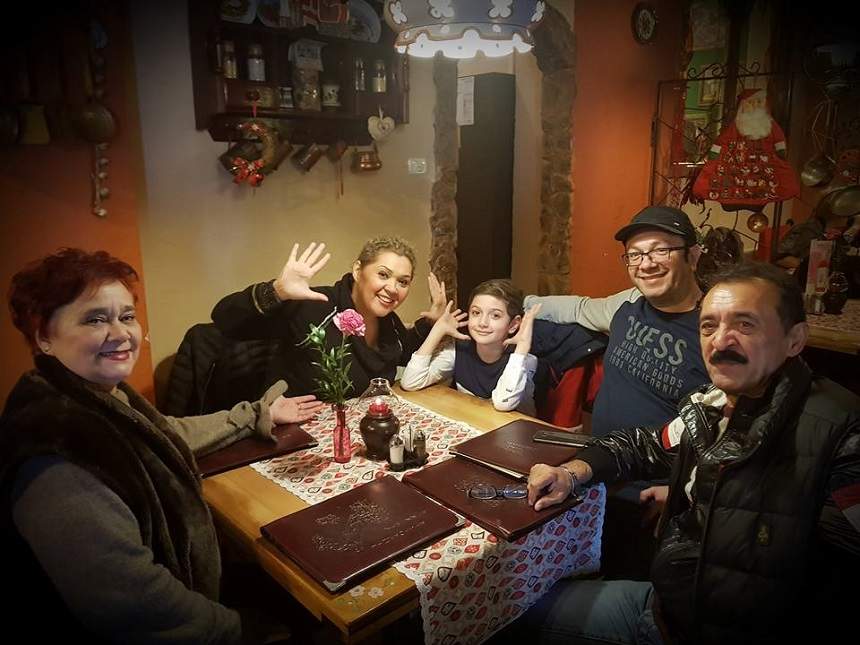 FOTO / Minodora, acasă la părinţi, după 20 de ani! Primele imagini cu vedeta în sânul familiei