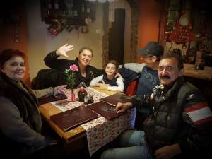 FOTO / Minodora, acasă la părinţi, după 20 de ani! Primele imagini cu vedeta în sânul familiei