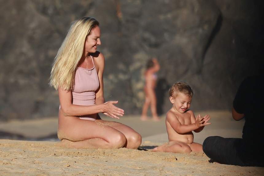 FOTO /  Candice Swanepoel, apariţie de senzaţie la plajă. Şi-a dus fiul în vacanţă, dar paparazzii au surprins-o în cadre incendiare