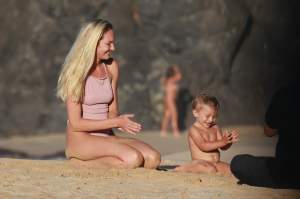 FOTO /  Candice Swanepoel, apariţie de senzaţie la plajă. Şi-a dus fiul în vacanţă, dar paparazzii au surprins-o în cadre incendiare