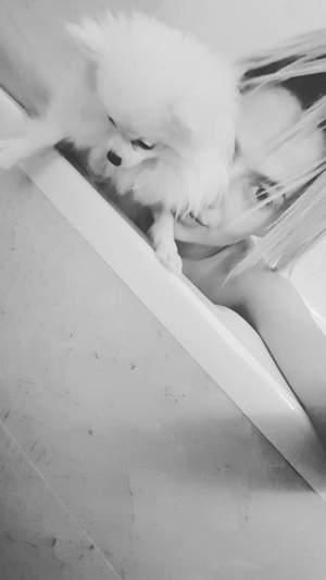 VIDEO / Lidia Buble s-a filmat goală în cadă! Ce s-a întâmplat când a intrat câinele în baie. Imagini de senzaţie
