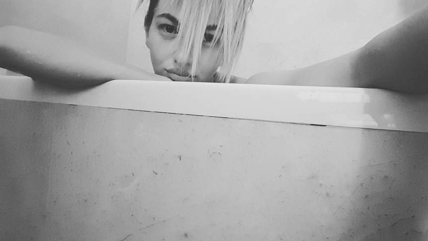 VIDEO / Lidia Buble s-a filmat goală în cadă! Ce s-a întâmplat când a intrat câinele în baie. Imagini de senzaţie