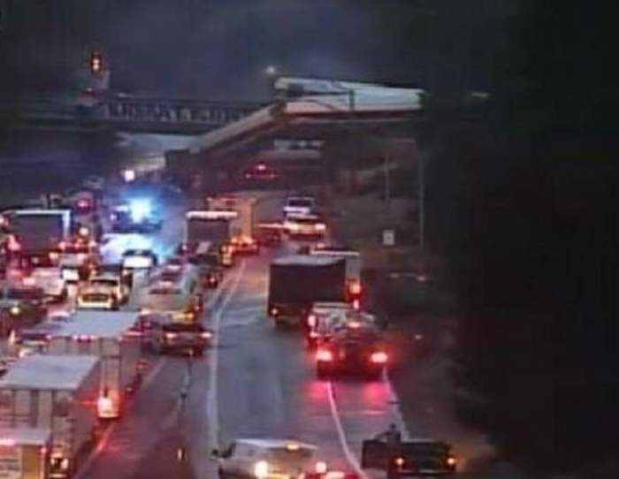 UPDATE / 6 morți și peste 70 de răniți, după ce un tren a deraiat de pe un pod și s-a prăbușit pe o autostradă
