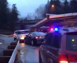 UPDATE / 6 morți și peste 70 de răniți, după ce un tren a deraiat de pe un pod și s-a prăbușit pe o autostradă