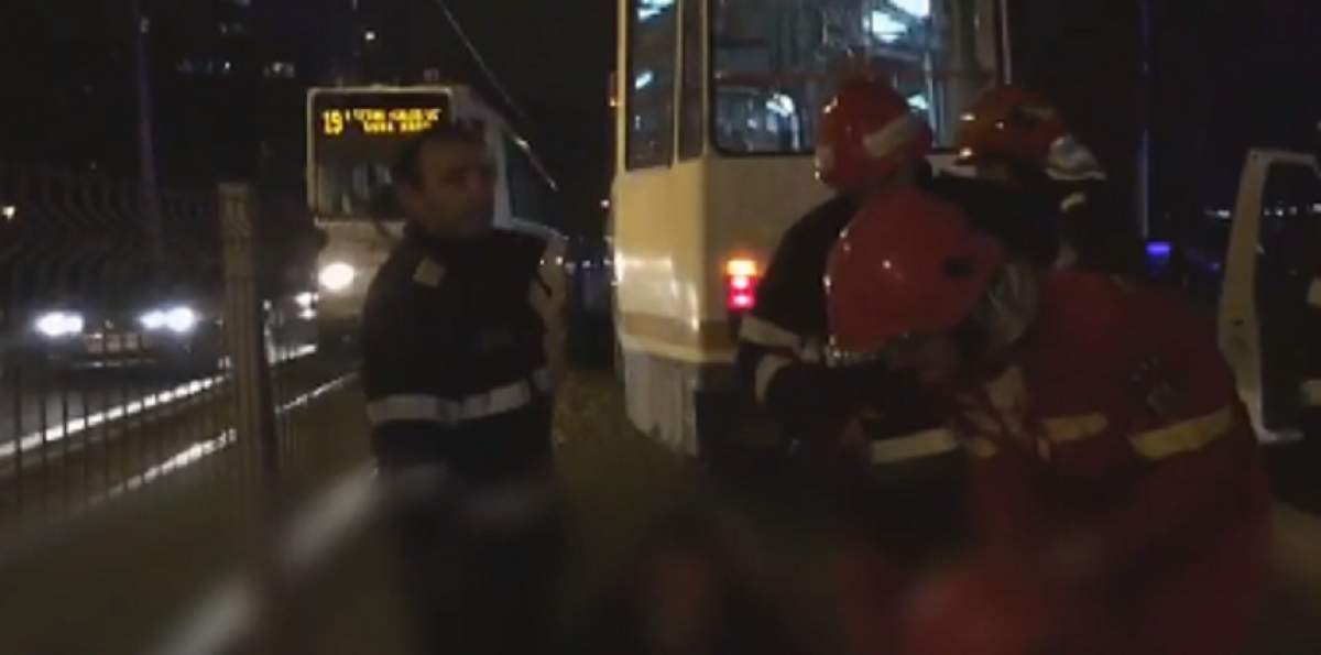 VIDEO / Un nou incident ÎNFIORĂTOR în Capitală! Un bărbat a fost prins sub roţile unui tramvai