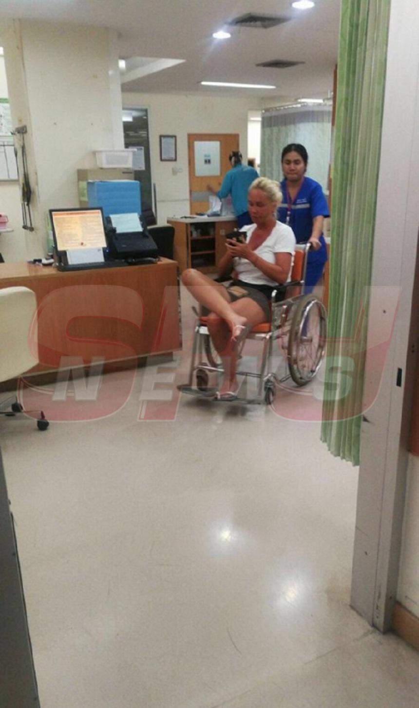 EXCLUSIV / Vica Blochina a ajuns de urgenţă la spital în Asia! Prima imagine cu ea, în scaun cu rotile