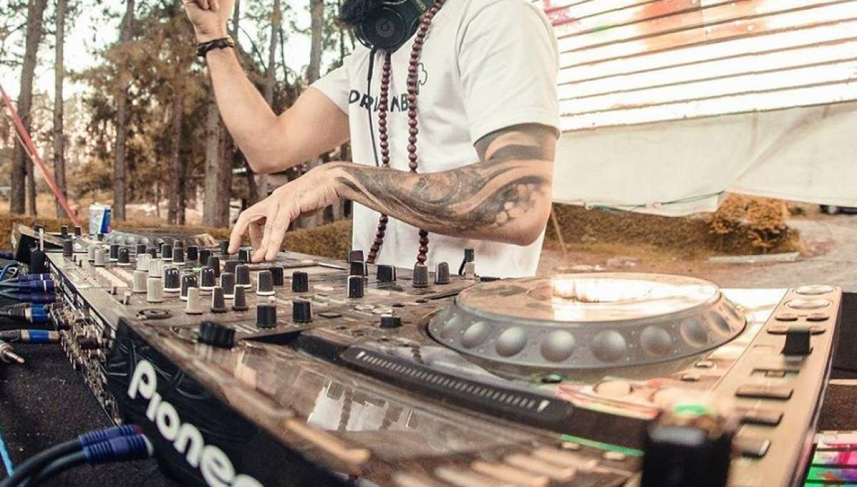 VIDEO / Doliu în lumea muzicii. Un celebru DJ a murit, după ce scena pe care se afla s-a prăbușit