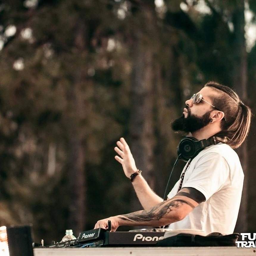 VIDEO / Doliu în lumea muzicii. Un celebru DJ a murit, după ce scena pe care se afla s-a prăbușit