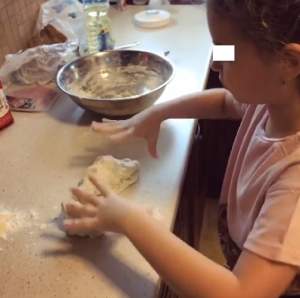 VIDEO / Andreea Bănică îşi petrece timpul alături de fiica sa chiar în bucătărie! Cum au fost surprinse cele două gospodine