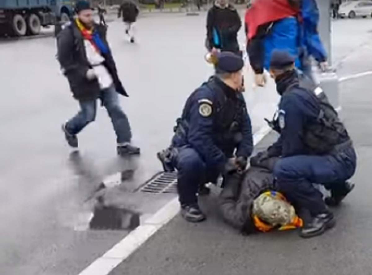 VIDEO / Scene ŞOCANTE în Piaţa Victoriei! A înjurat un protestatar şi s-a ales cu ochiul spart