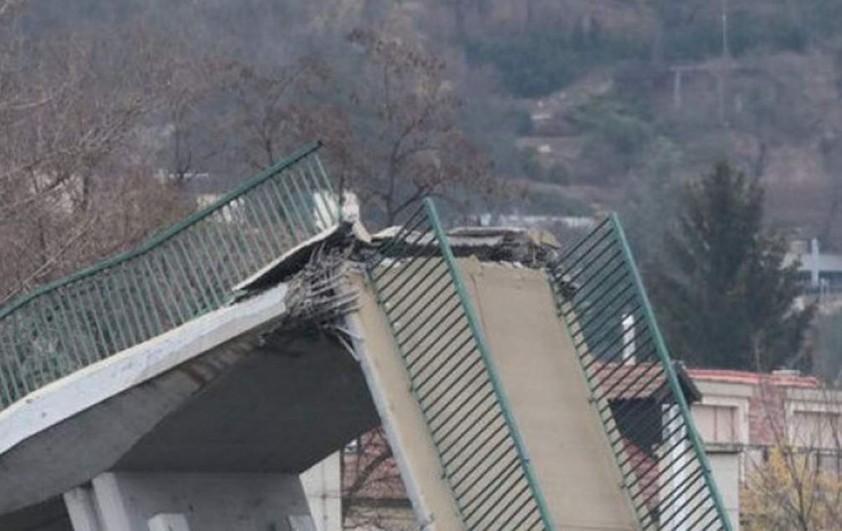 Patru persoane au fost rănite, dintre care două sunt în stare gravă, după ce un pod pietonal s-a prăbușit