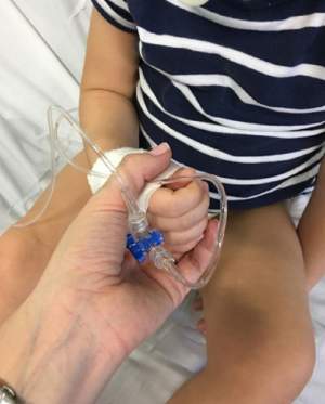 FOTO / Clipe grele pentru Mirela Vaida! Fetiţa ei a ajuns în spital, cu perfuzii