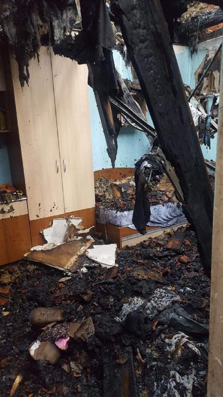 FOTO / O familie cu 2 copii, pe drumuri în urma unui incendiu cumplit. Ce spun vecinii: "Au rămas doar cu hainele de pe ei"