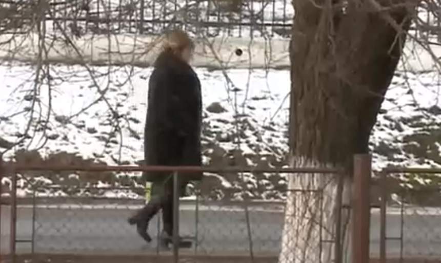FOTO / Acuzaţii grave! Elevi strânşi şi zgâriaţi pe gât, de profesoară: "I-a umilit pe copii, i-a tras de păr, i-a jignit"