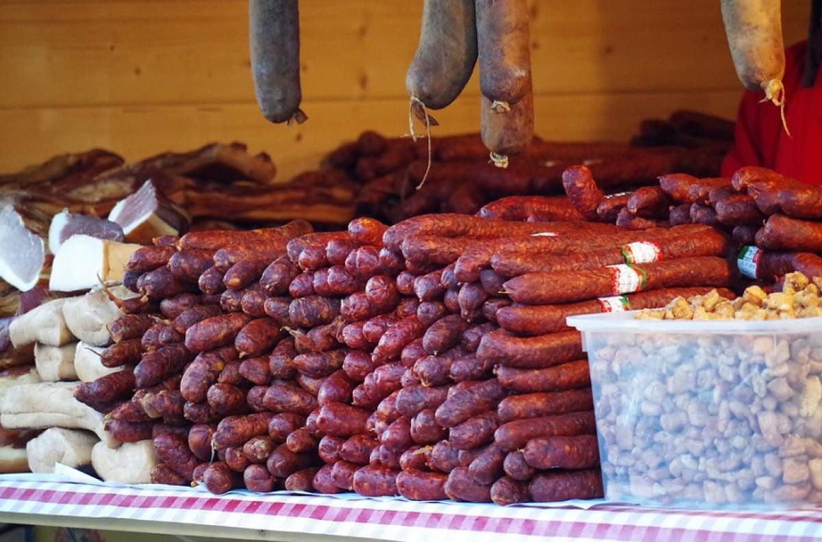 FOTO / Un Crăciun cu adevărat unic! Locul unde oamenii sărbătoresc cu brazi făcuți din cârnați