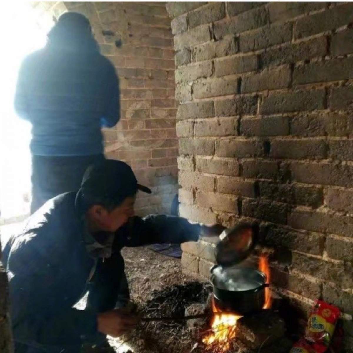 FOTO / Au dat foc Marelui Zid Chinezesc şi s-au apucat să gătească tăiţei. Poliţiştii au fost şocaţi când au ajuns la faţa locului