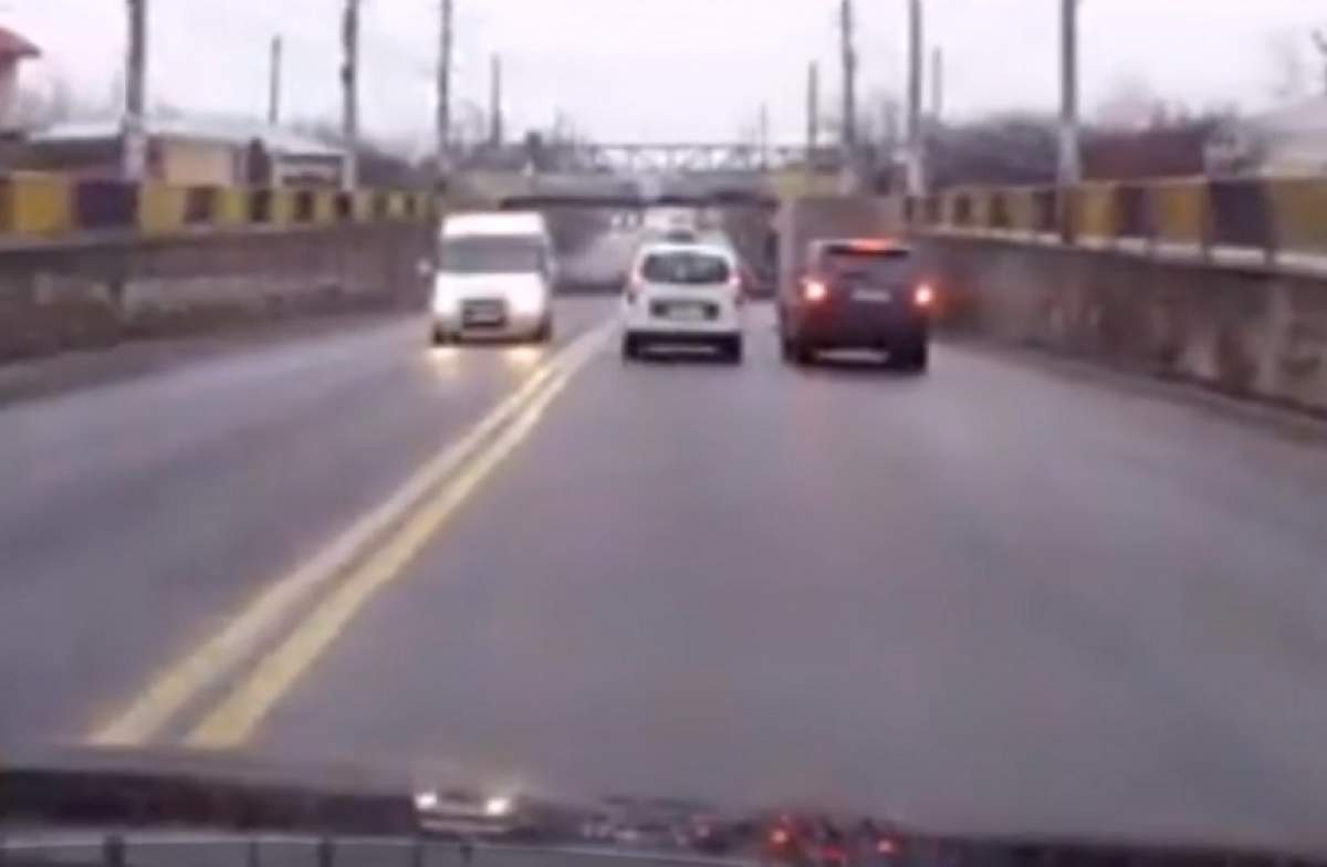 VIDEO / Imagini revoltătoare pe un drum din Iași! Un șofer inconștient, la un pas de o catastrofă