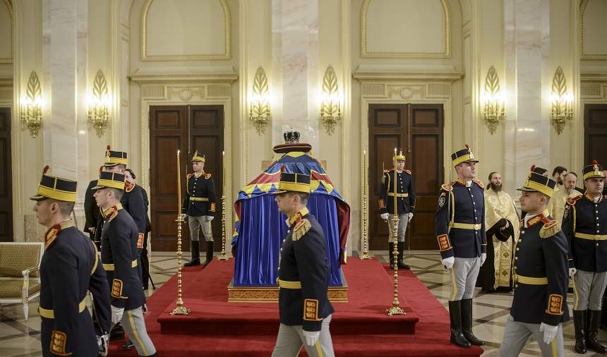 A  emoţionat o ţară întreagă! Elevul care a îngenuncheat la catafalcul Regelui Mihai, mărturisiri cutremurătoare! „În faţa unor oameni merită să...”