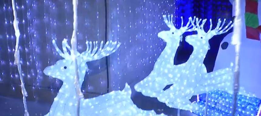 VIDEO / Oana Zăvoranu şi-a împodobit casa de Crăciun! Decoraţiunile de lux sunt impresionante! „A costat mult”