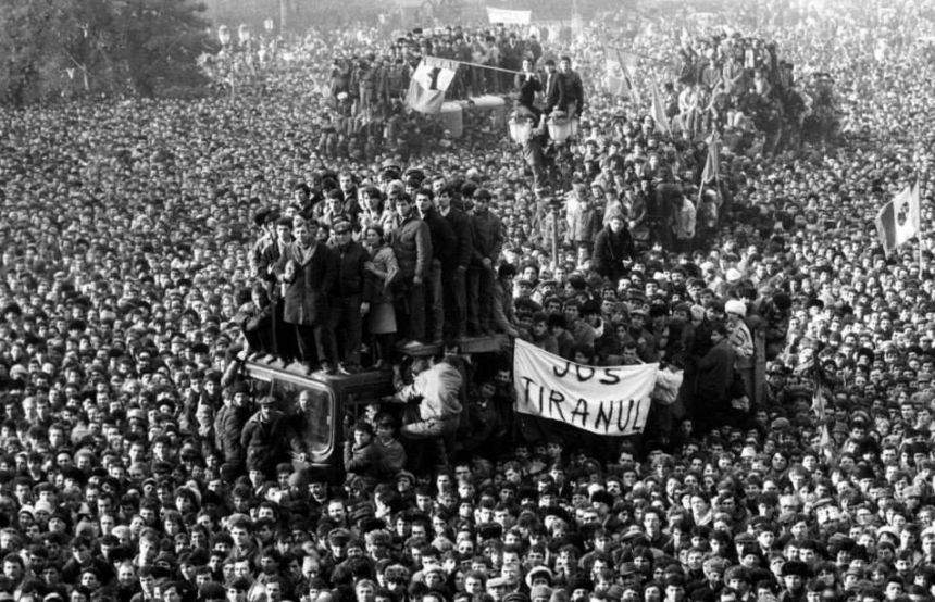 22 Decembrie, ziua care marchează căderea regimului comunist. Românii rememorează imaginea cu Ceauşescu fugind cu elicopterul