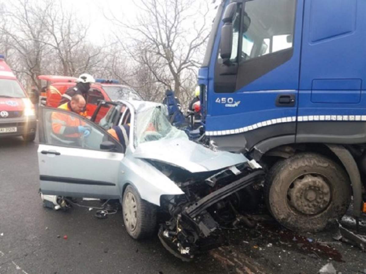 VIDEO / Accident teribil de grav! O familie cu doi copii, spulberată de TIR