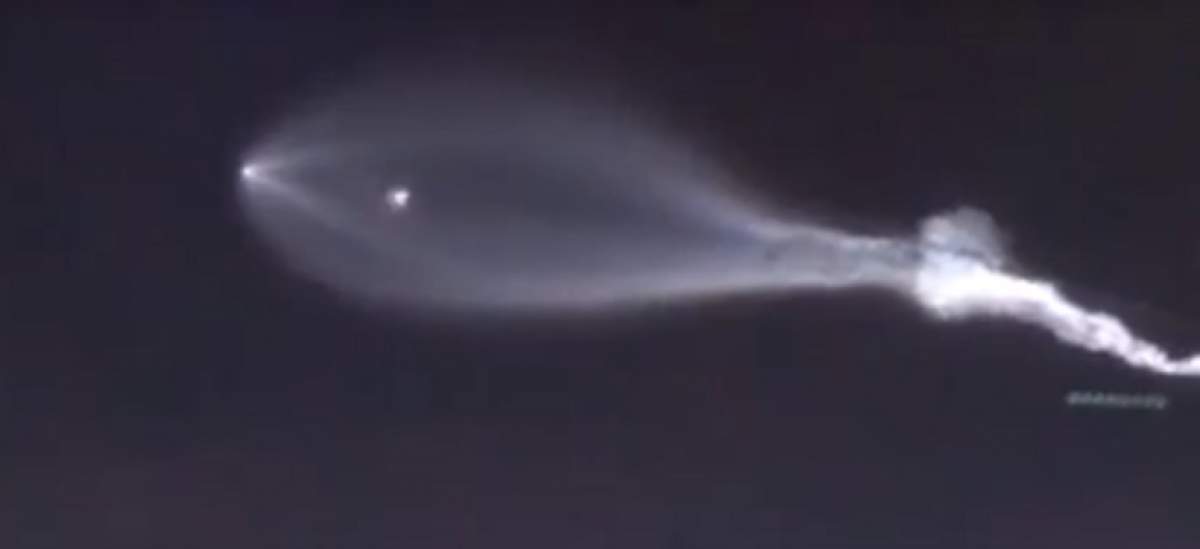 VIDEO / Apariţie bizară pe cer, în toiul nopţii! Oamenii cred că ar fi vorba de extratereştrii