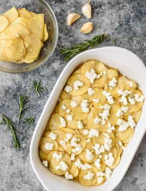 Budincă de cartofi cu brânză şi usturoi