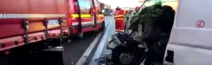 FOTO / Accident grav la Mintia! Un microbuz s-a ciocnit cu un TIR