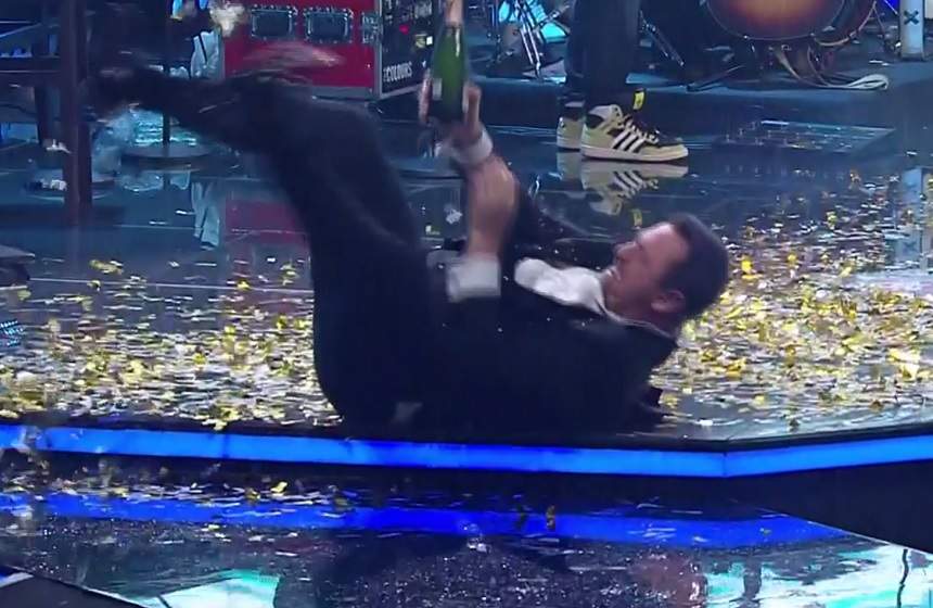 VIDEO / Horia Brenciu, pe jos, la propriu, de bucurie! Reacţia incredibilă a juratului "X Factor", în momentul desfacerii şampaniei