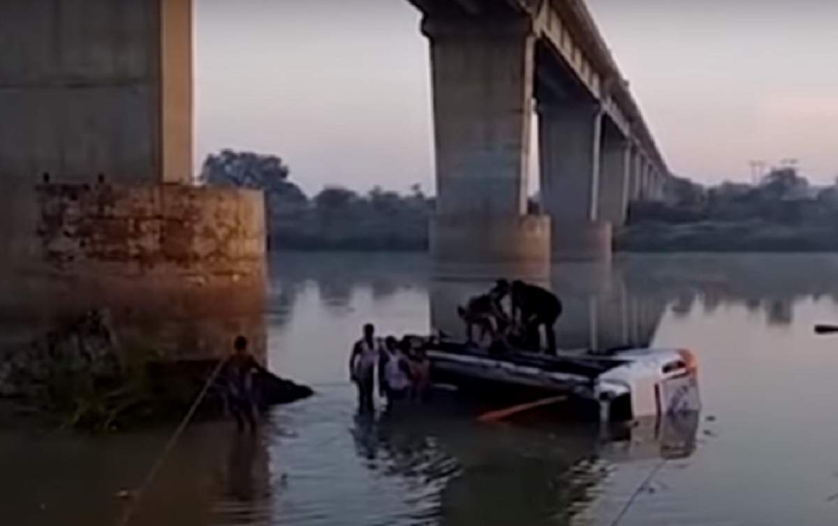VIDEO / Un autocar a căzut în gol de la peste 20 de metri, în apă! 33 de oameni au murit