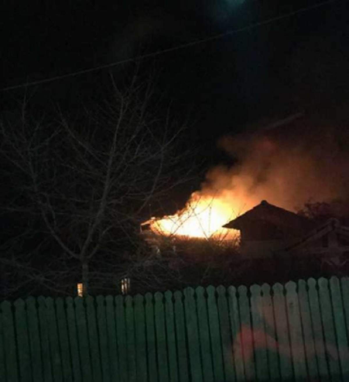 FOTO / Incendiu puternic la o pensiune din Buzău! Pompierii se luptă cu flăcările